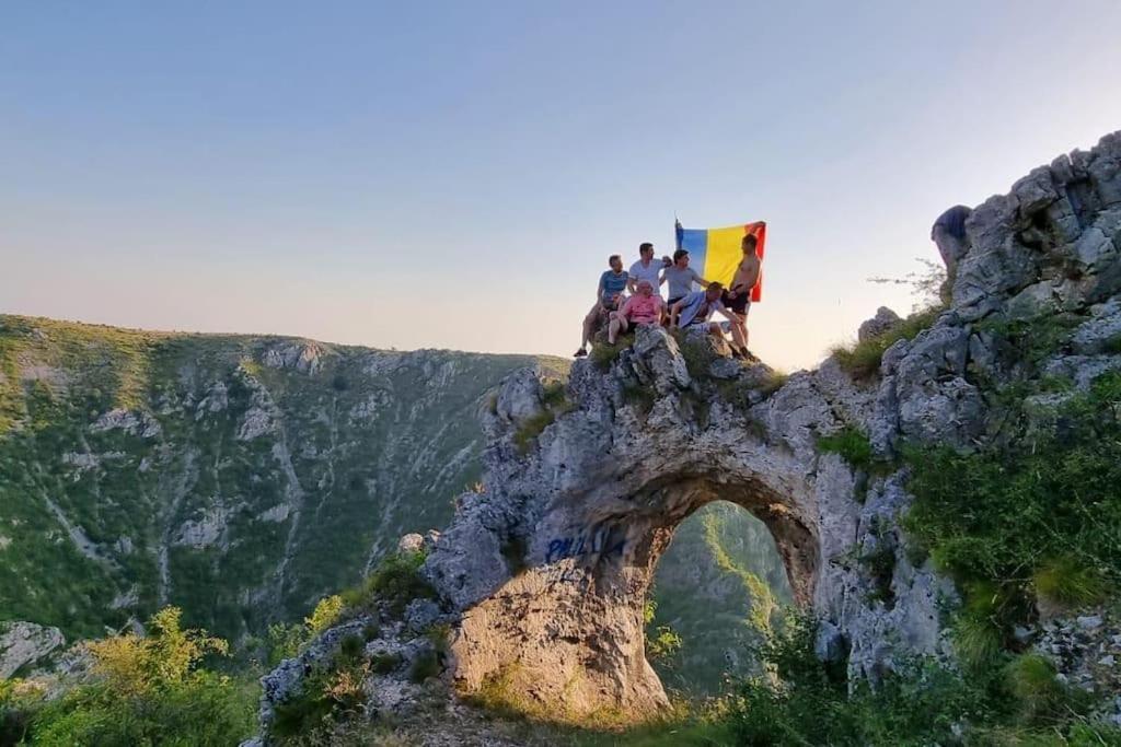Pensiunea Valea Susitei, Ciubar, Sauna, Atv, Safarii Jepp Offroad Ghid Turistic, Climbing, Rafting, Paragliding Târgu Jiu Εξωτερικό φωτογραφία