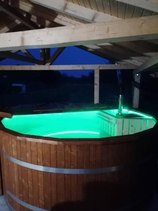 Pensiunea Valea Susitei, Ciubar, Sauna, Atv, Safarii Jepp Offroad Ghid Turistic, Climbing, Rafting, Paragliding Târgu Jiu Εξωτερικό φωτογραφία