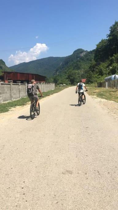 Pensiunea Valea Susitei, Ciubar, Sauna, Atv, Safarii Jepp Offroad Ghid Turistic, Climbing, Rafting, Paragliding Târgu Jiu Εξωτερικό φωτογραφία
