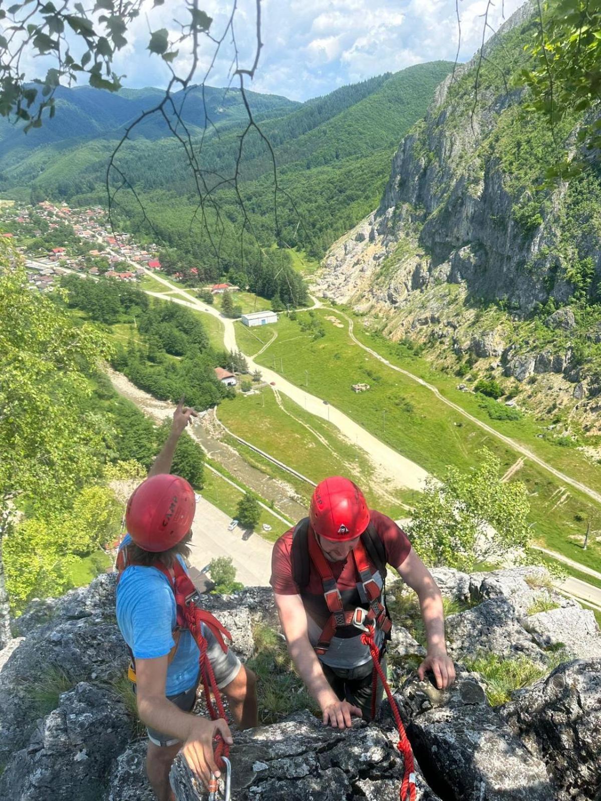 Pensiunea Valea Susitei, Ciubar, Sauna, Atv, Safarii Jepp Offroad Ghid Turistic, Climbing, Rafting, Paragliding Târgu Jiu Εξωτερικό φωτογραφία